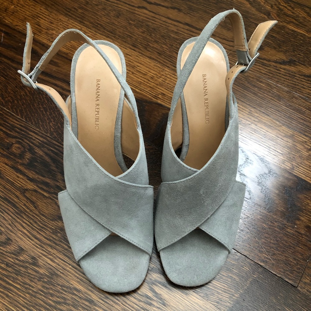 NWOT never worn Banana Republic suede Wedges